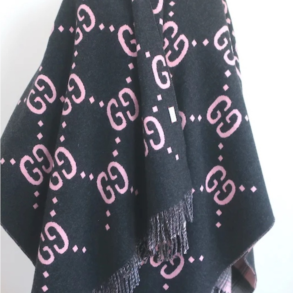 Gucci Women's Black and Pink Logo Poncho - Picture 2 of 2